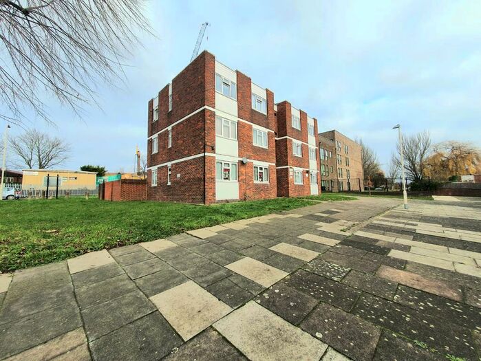1 Bedroom Flat To Rent In Kielder Close, Ilford, IG6