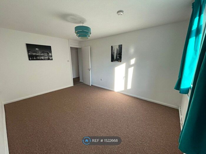 2 Bedroom Flat To Rent In Chates Farm Court, Brighton, BN2