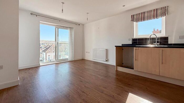1 Bedroom Flat For Sale In Mile Oak Road, Portslade, Brighton, BN41