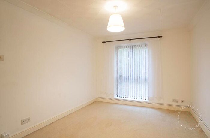 2 Bedroom Flat To Rent In Glandwr Place, Cardiff, CF14