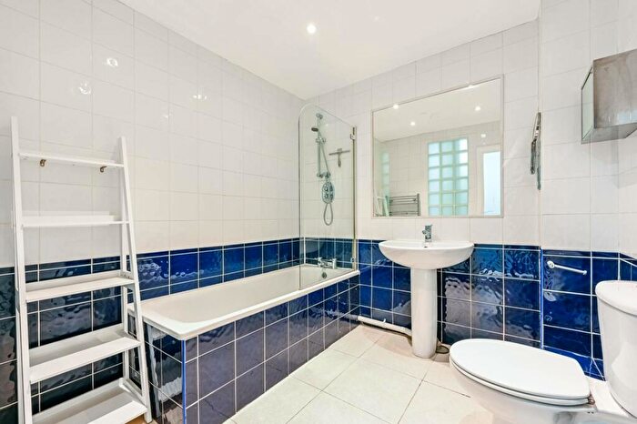 2 Bedroom Flat To Rent In College Place, Camden, London, NW1