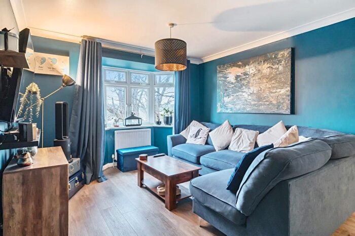 2 Bedroom Flat For Sale In High Wycombe, Train Station, Buckinghamshire, HP13