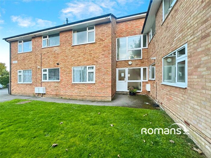2 Bedroom Flat To Rent In Elm Road, High Wycombe, Buckinghamshire, HP12