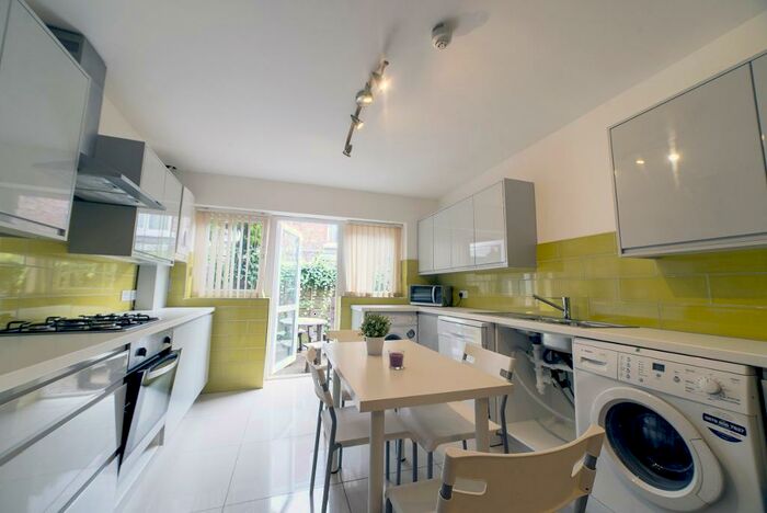 8 Bedroom Semi-Detached House To Rent In Ashlyn Grove, Fallowfield, Manchester, M14