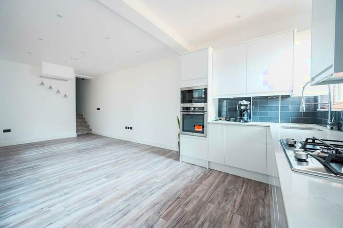 1 Bedroom Flat To Rent In .Coldharbour Lane, Brixton, London, SE5