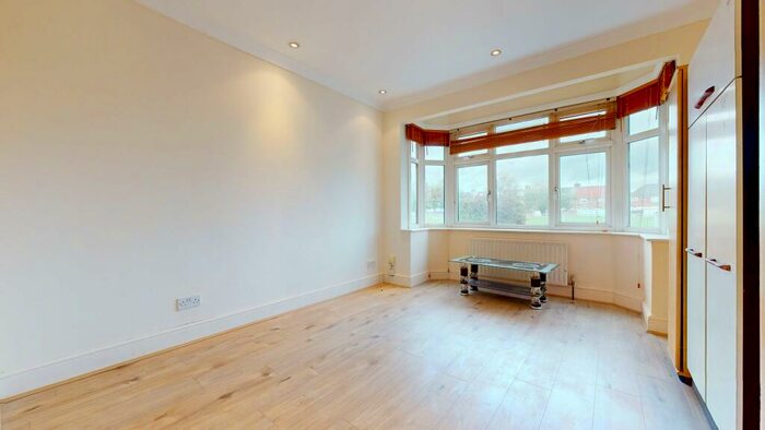 3 Bedroom Flat To Rent In Holmesdale, EN8