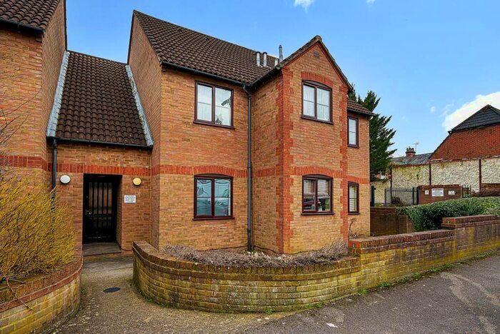 1 Bedroom Flat To Rent In High Wycombe, Buckinghamshire, HP12