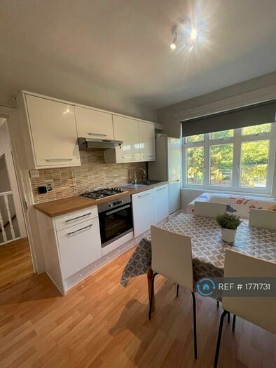 3 Bedroom Maisonette To Rent In Barriedale, London, SE14