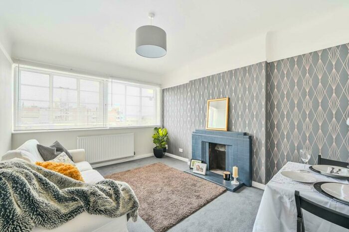 2 Bedroom Flat To Rent In Brownlow Road, , Bounds Green, London, N11