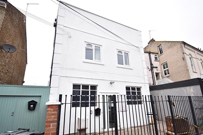 1 Bedroom Flat To Rent In Elm Road, Kingston Upon Thames, KT2