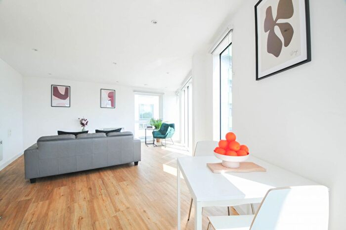 2 Bedroom Flat To Rent In City Court Trading Estate, Poland Street, Manchester, M4