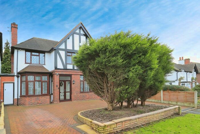 3 Bedroom Detached House For Sale In St. Philips Avenue, Penn, Wolverhampton, WV3