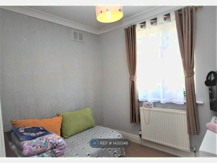 2 Bedroom Flat To Rent In Millway Gardends, Northolt, UB5