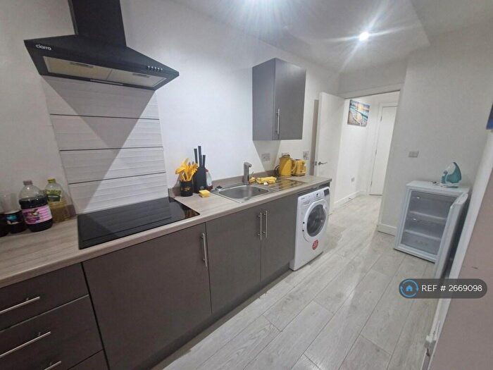 2 Bedroom Flat To Rent In Freeman Street, Grimsby, DN32