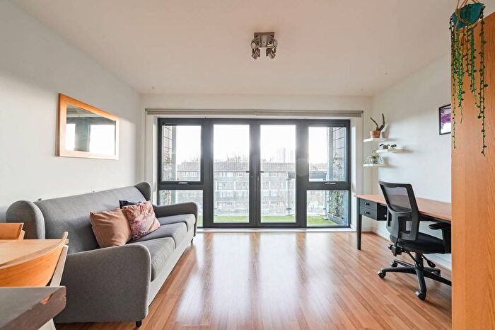 1 Bedroom Flat For Sale In Windsor Court, Bow, London, E3