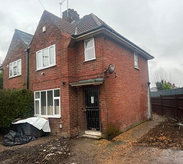 2 Bedroom Semi-Detached House For Sale In South Farm Road, Leeds, LS9