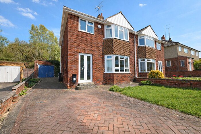 3 Bedroom Semi Detached House For Sale In Sunningdale Road, Swindon, SN25