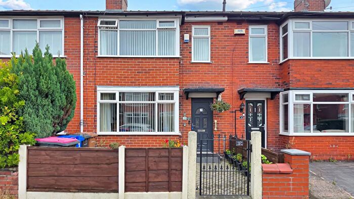3 Bedroom Semi-Detached House For Sale In Lindsay Avenue, Swinton, M27