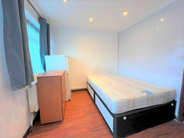 Studio To Rent In Blythswood Road, Seven Kings, Ilford, IG3
