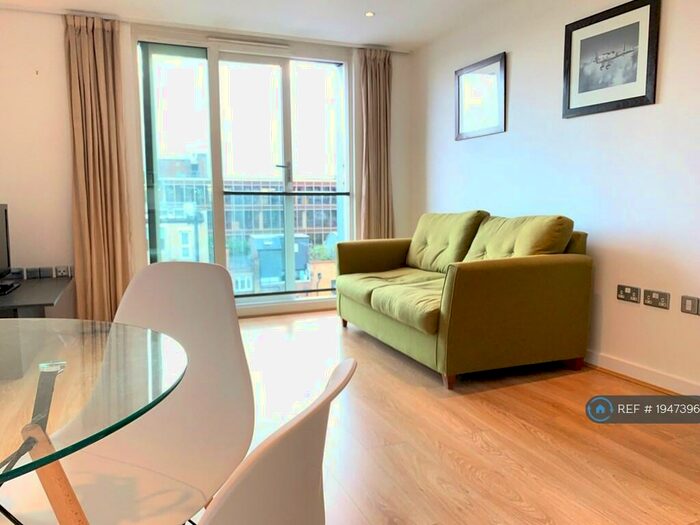 1 Bedroom Flat To Rent In Dickinson Court, London, EC1V
