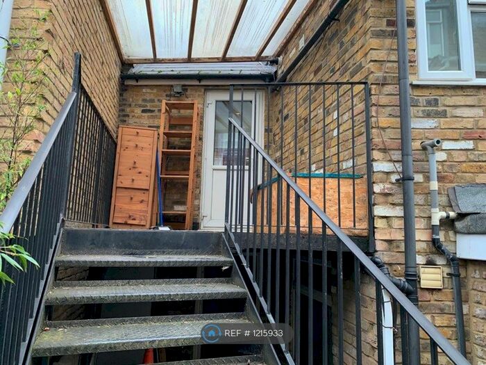 Studio To Rent In Bellevue Mews, London, N11