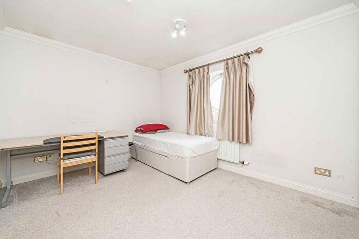 6 Bedroom Semi-Detached House For Sale In Alexandra Park Road, London, N22