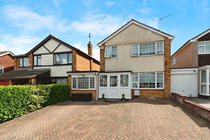 3 Bedroom Link Detached House For Sale In Highcliffe Close, Wickford, Essex, SS11