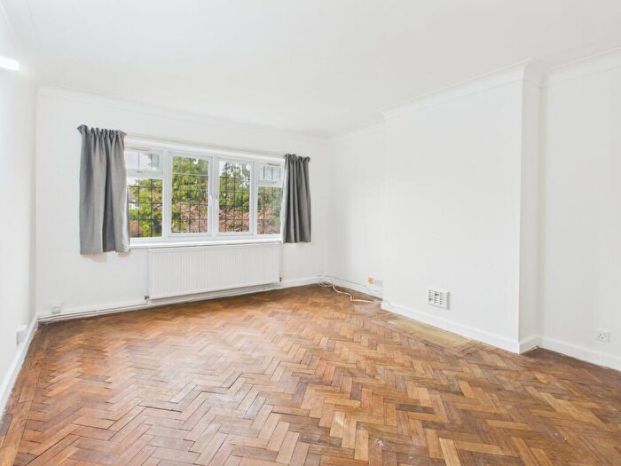 3 Bedroom Apartment To Rent In Ethorpe Crescent, Gerrards Cross, Buckinghamshire, SL9