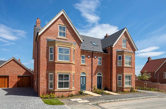 4 Bedroom Semi Detached House For Sale In Huntshaw Close, Houlton, Rugby, CV23