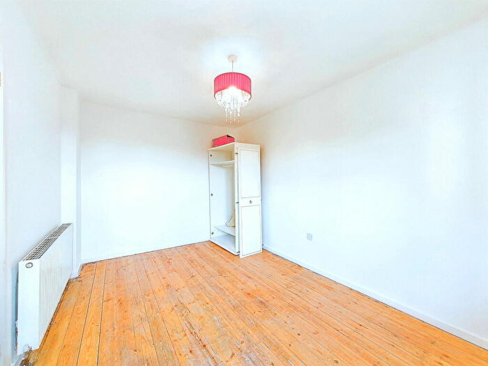 2 Bedroom Flat For Sale In Kingston Close, Hove, BN3