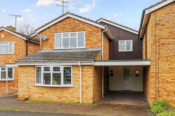 3 Bedroom Link Detached House For Sale In Aylesbury, Buckinghamshire, HP18