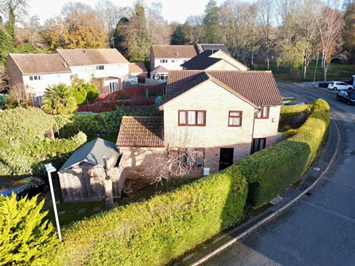 3 Bedroom Detached House For Sale In Chatsworth Avenue, Goldenash, Northampton, NN3