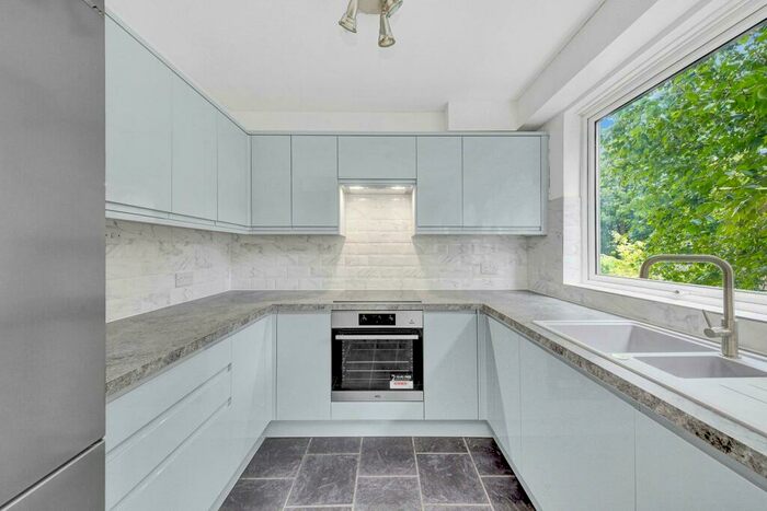 3 Bedroom Flat To Rent In Leamington Court, Droitwich Close, London, SE26