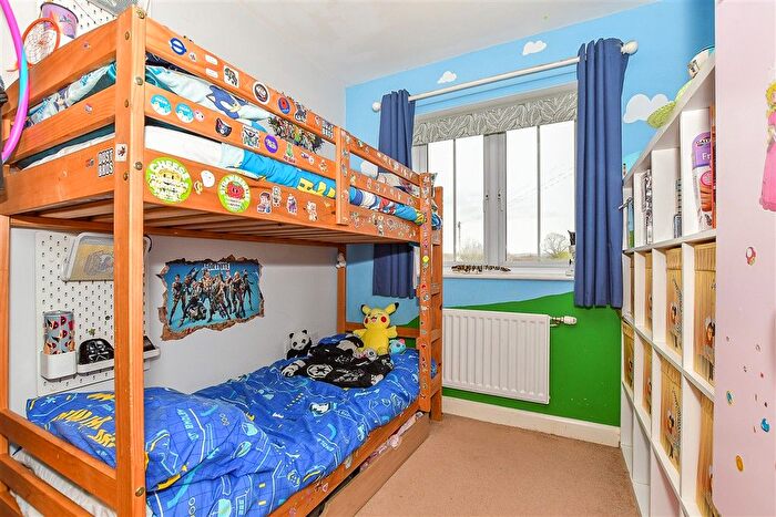 2 Bedroom Flat For Sale In Scott Road, Tonbridge, Kent, TN9