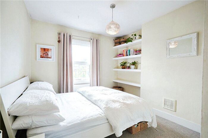 2 Bedroom Flat For Sale In Falcon Road, Battersea, London, SW11