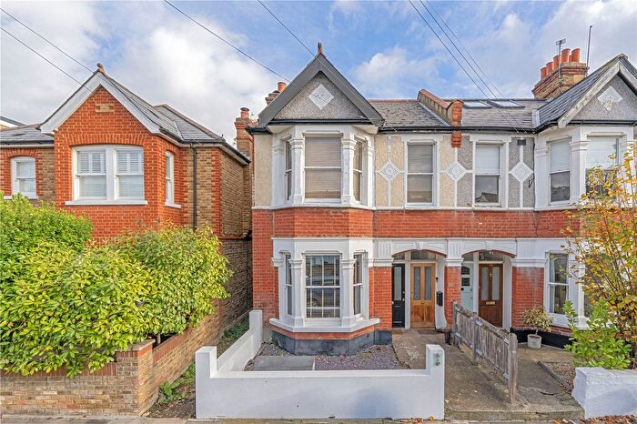 1 Bedroom Semi-Detached House For Sale In Elmsleigh Road, Twickenham, TW2