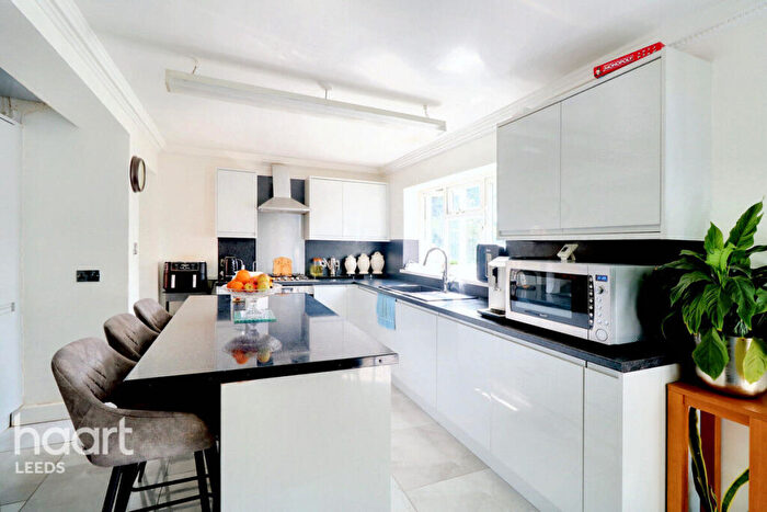 4 Bedroom Semi-Detached House For Sale In Thorn Lane, Leeds, LS8