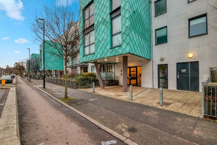 3 Bedroom Apartment To Rent In Drayton Park, London, N5