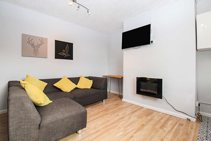 1 Bedroom Flat To Rent In Kings Road, Hyde Park, Leeds, LS6