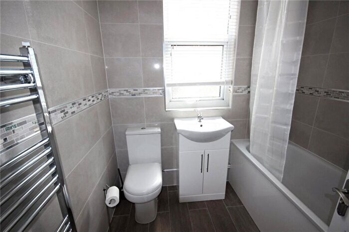 2 Bedroom Apartment To Rent In Warwick Road, London, N11