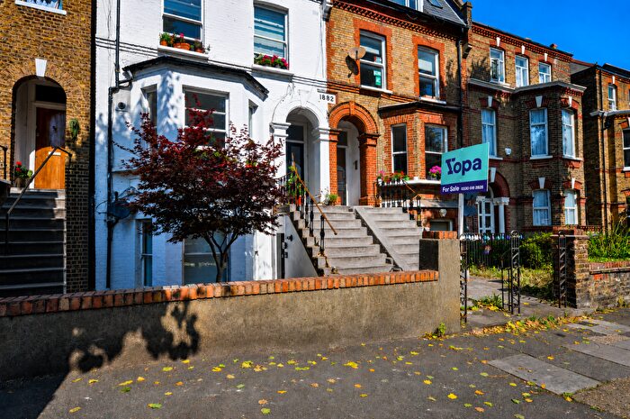 2 Bedroom Flat For Sale In Barry Road, London, SE22
