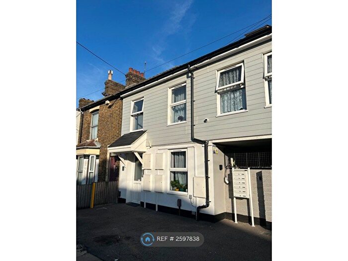 2 Bedroom Flat To Rent In Cowper Road, Sittingbourne, ME10