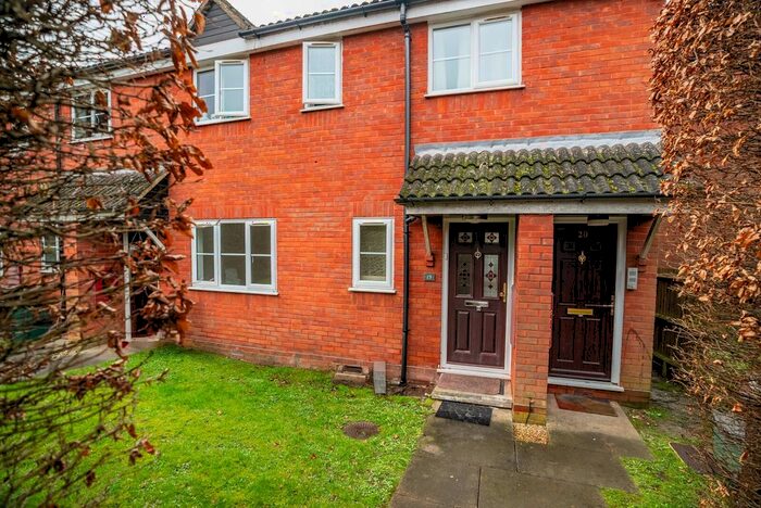 2 Bedroom Flat To Rent In Copper Beeches, Milton Road, Harpenden, Hertfordshire, AL5