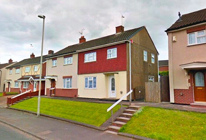 3 Bedroom Semi-Detached House To Rent In Middlepark Road, Dudley, West Midlands, DY1
