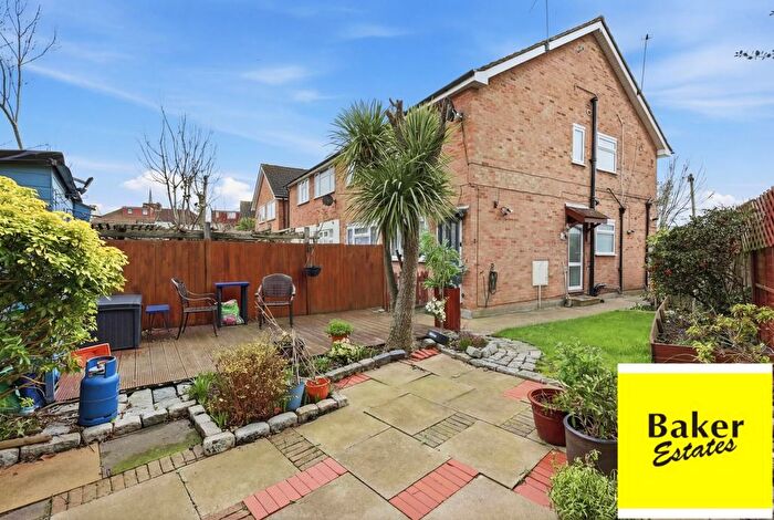 2 Bedroom Maisonette For Sale In Margaret Way, Ilford, IG4