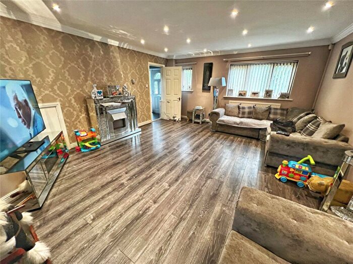 3 Bedroom End Of Terrace House For Sale In Smallshaw Fold, Ashton-under-Lyne, Greater Manchester, OL6