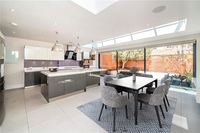 5 Bedroom Terraced House To Rent In Belleville Road, Between The Commons, SW11