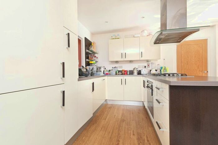2 Bedroom Flat To Rent In Green Lanes, Winchmore Hill, London, N21