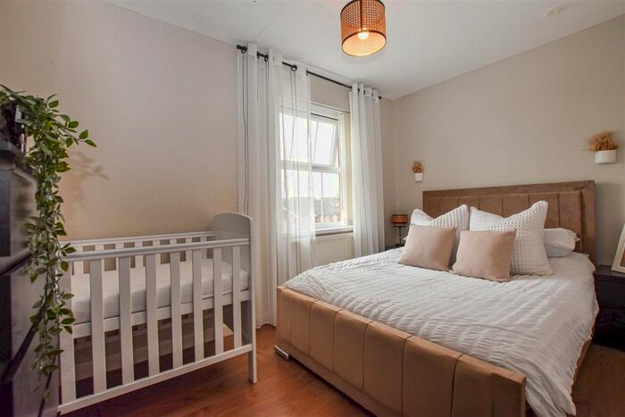2 Bedroom Semi-Detached House For Sale In Higham Close, Hull, HU8