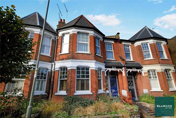 3 Bedroom Apartment For Sale In Sedgemere Avenue, London, N2